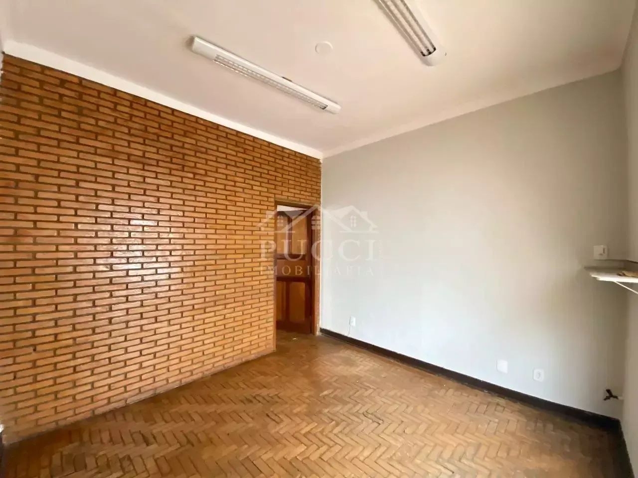 Aluga-se sala comercial no Centro