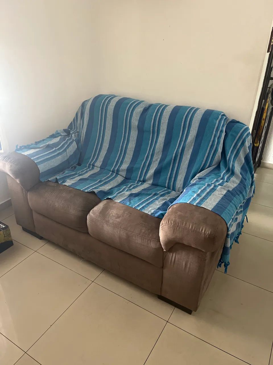 Sofá dois lugares marrom