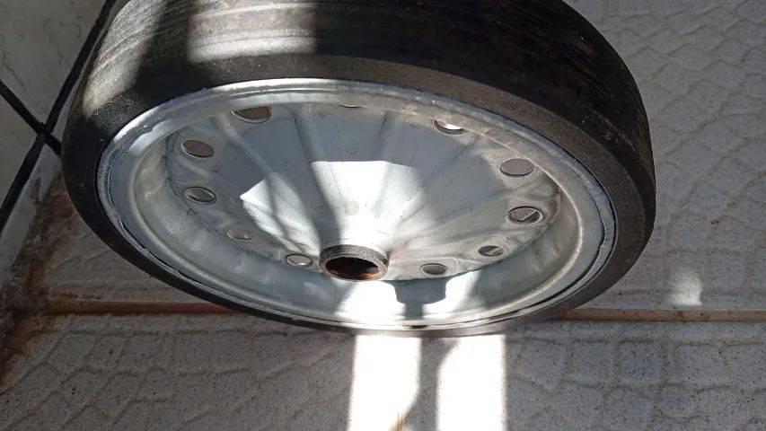 Pneu p/ carro de mão - Livre-se da câmera de ar para sempre! - Foto 3