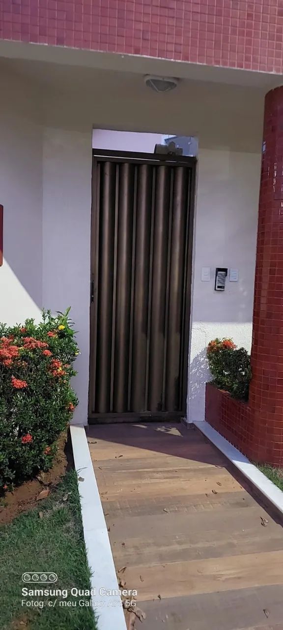 VENDO PORTÕES DE ENTRADA E GARAGEM EM ALUMINIO  GRANDE 2,20m(altura) e 1,73m (largura) - Foto 3