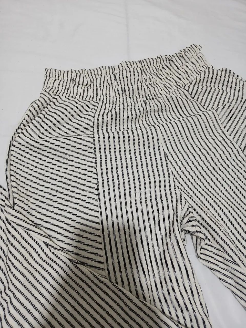 Calça com bolsos cintura alta P/M - Foto 2
