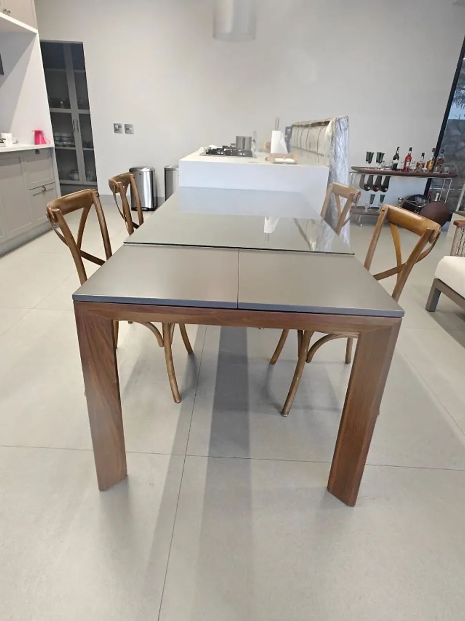 Mesa de Jantar com 4 cadeiras e Tampo de Vidro - Foto 4