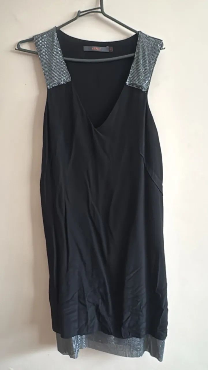 Vestido preto curto
