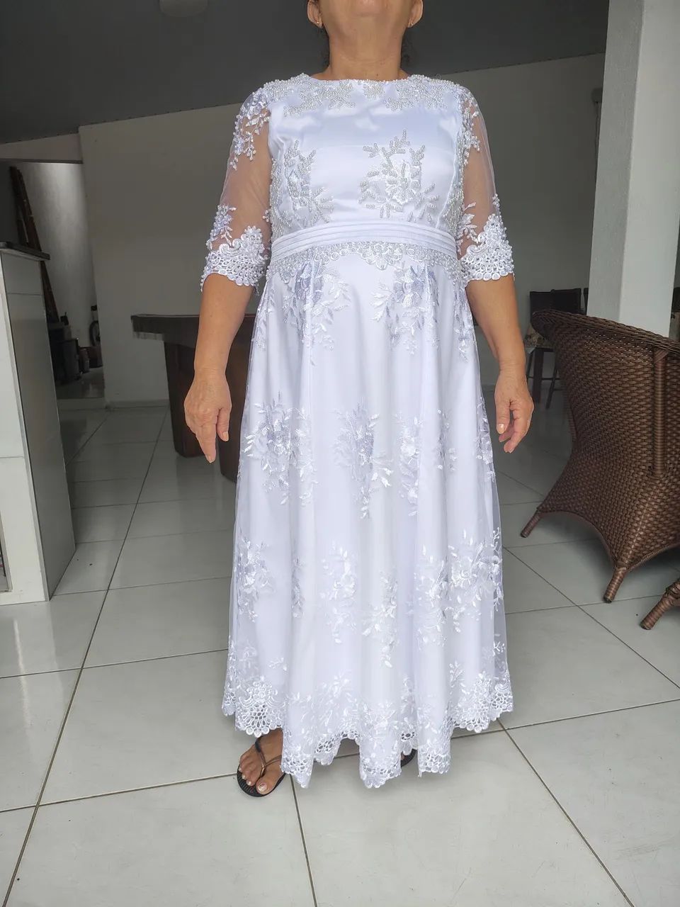 Vestido de casamento branco com pedraria e renda