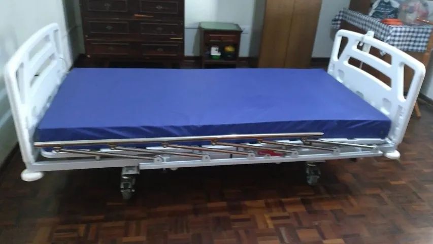 vende-se cama hospitalar e cadeira de banho - Foto 3