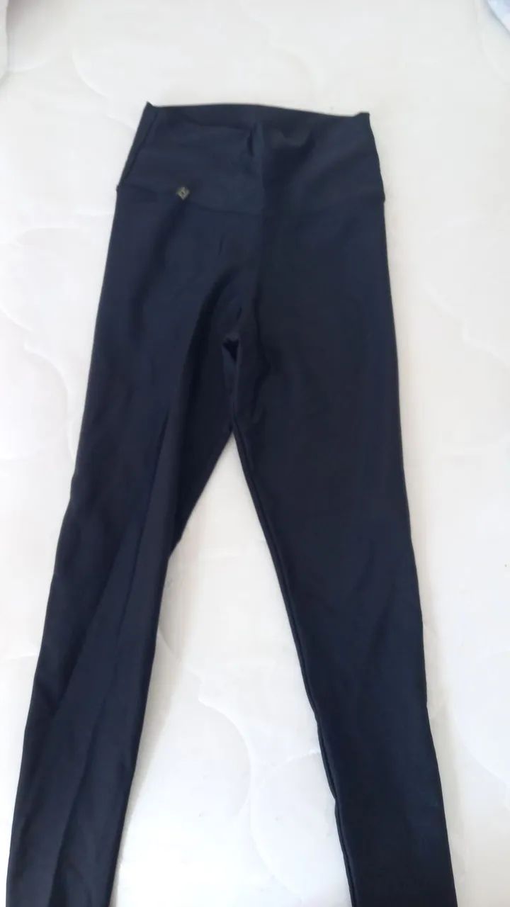 Lote de roupas aleatórias usadas em bom estado - Foto 2