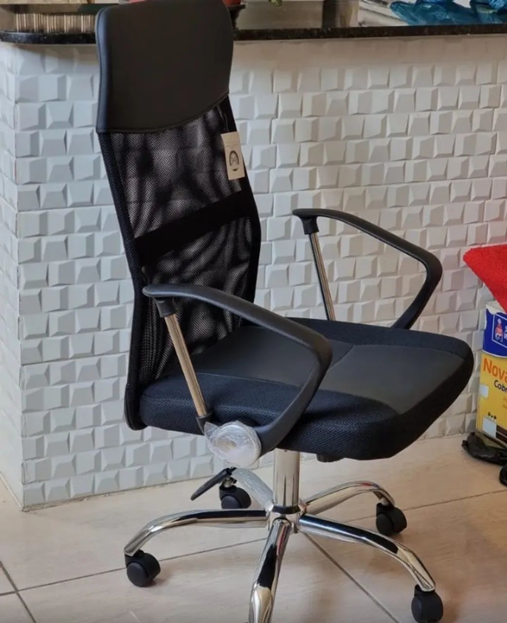 Cadeira de Escritório Ergonômica de Couro Sintético (Nova na Caixa) - Foto 3