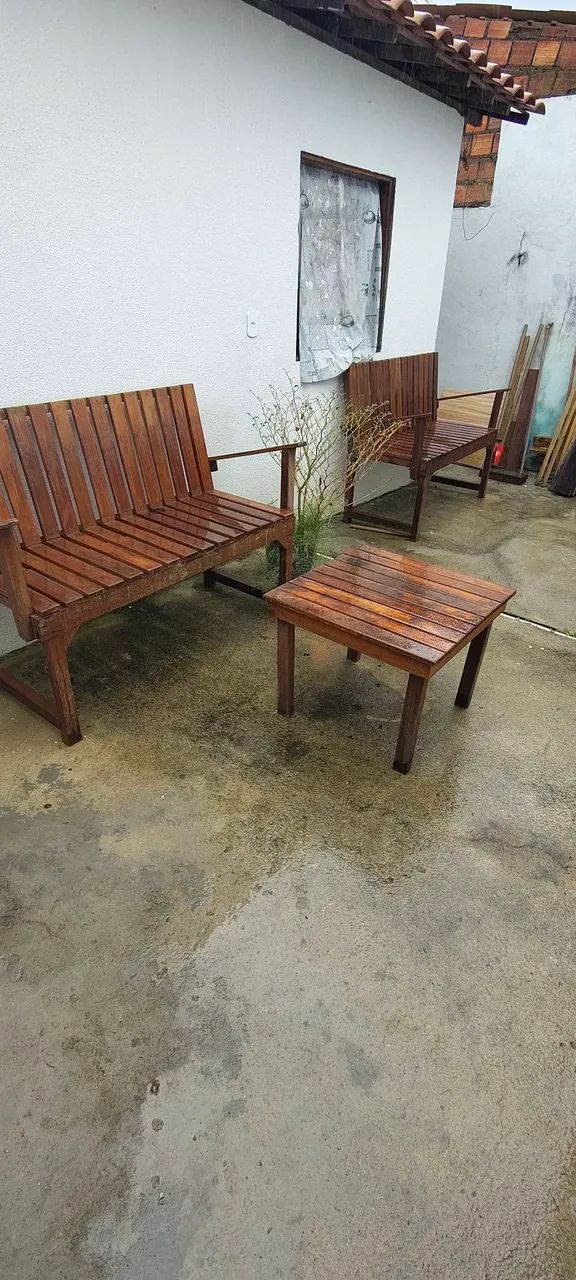 dois bancos e uma mesa de sala