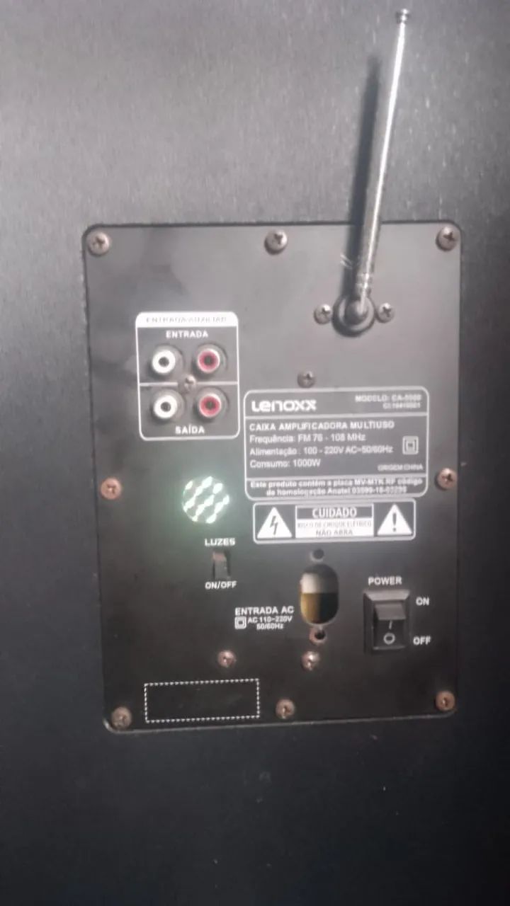 Caixa de som com defeito , solto so o pluque de encaixe da tomada  - Foto 3