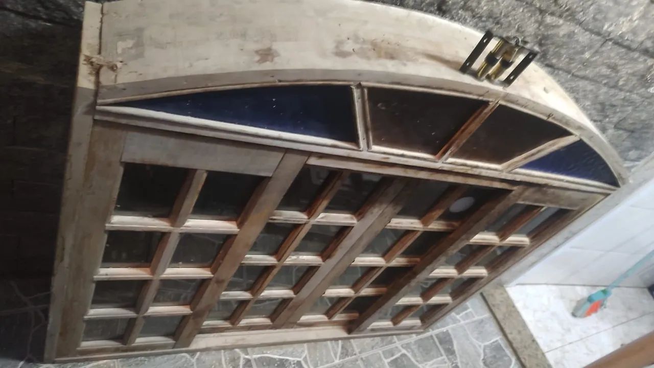 Janela colonial com vidros