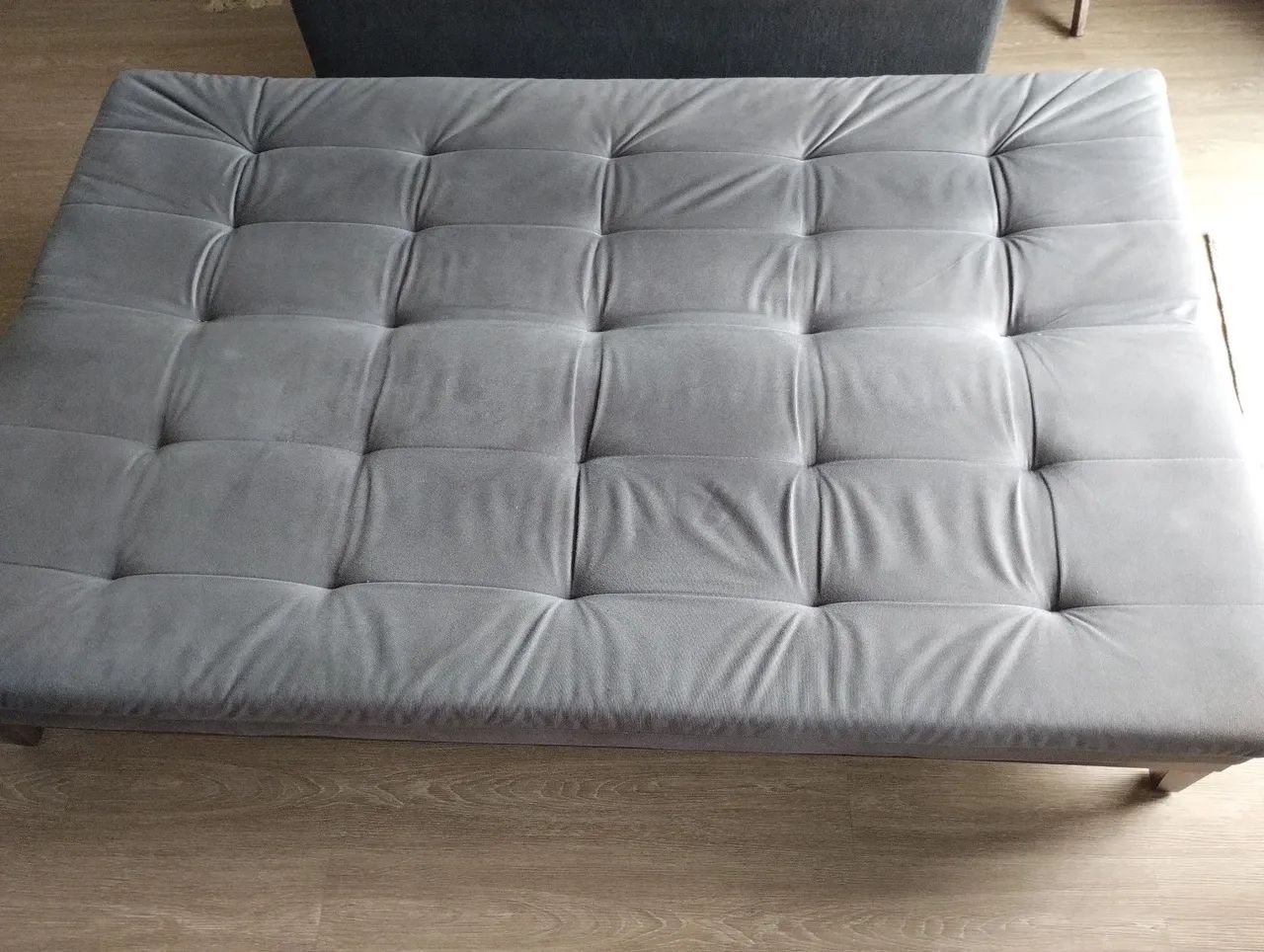 Sofá-Cama 3 Lugares Base e Pés de Madeira Suede Cinza - Foto 2