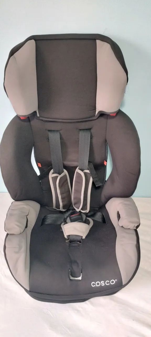 Cadeirinha de bebê para carro.