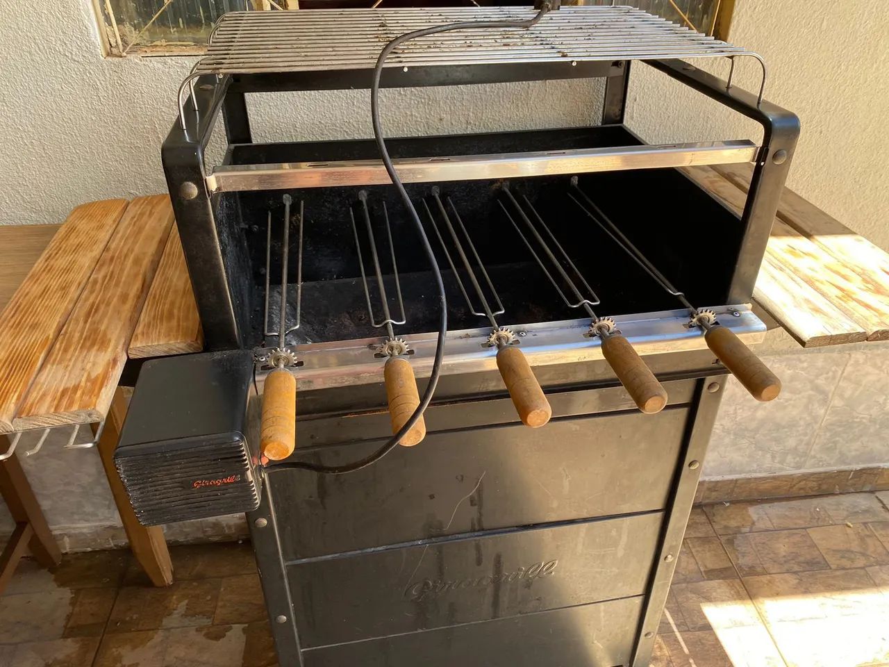 Churrasqueira Giragrill Garden 2300, com 5 espetos giratórios em aço cromado - Foto 3