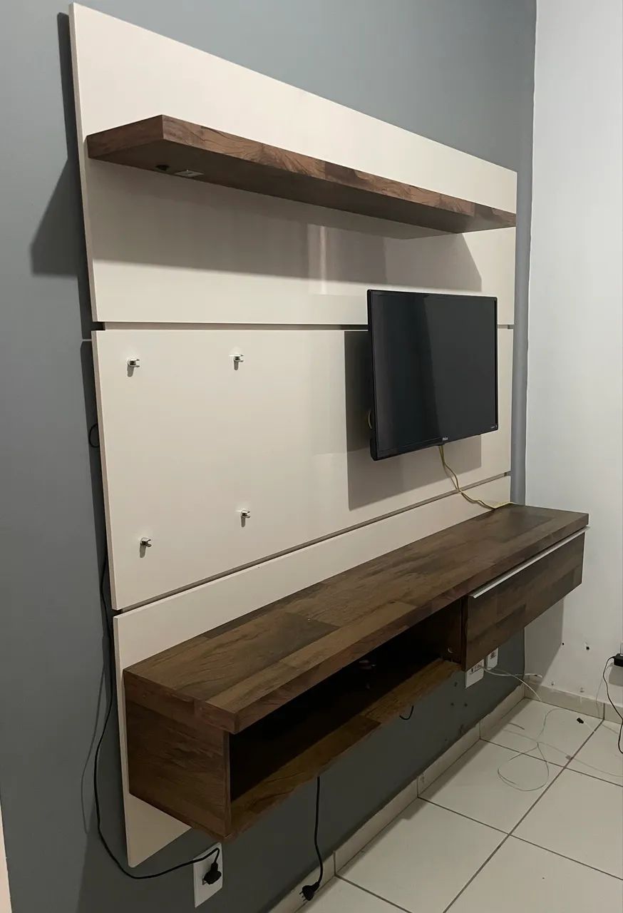     Rack Suspenso com Painel para TV e Prateleira - Moderno