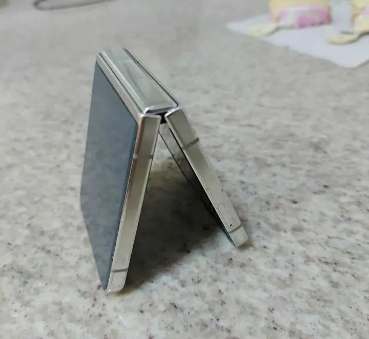 Samsung Z flip 5  500 GB  - Foto 3