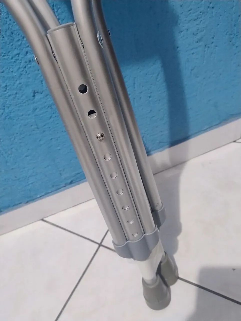 Muleta de alumínio com tamanho ajustável  - Foto 2
