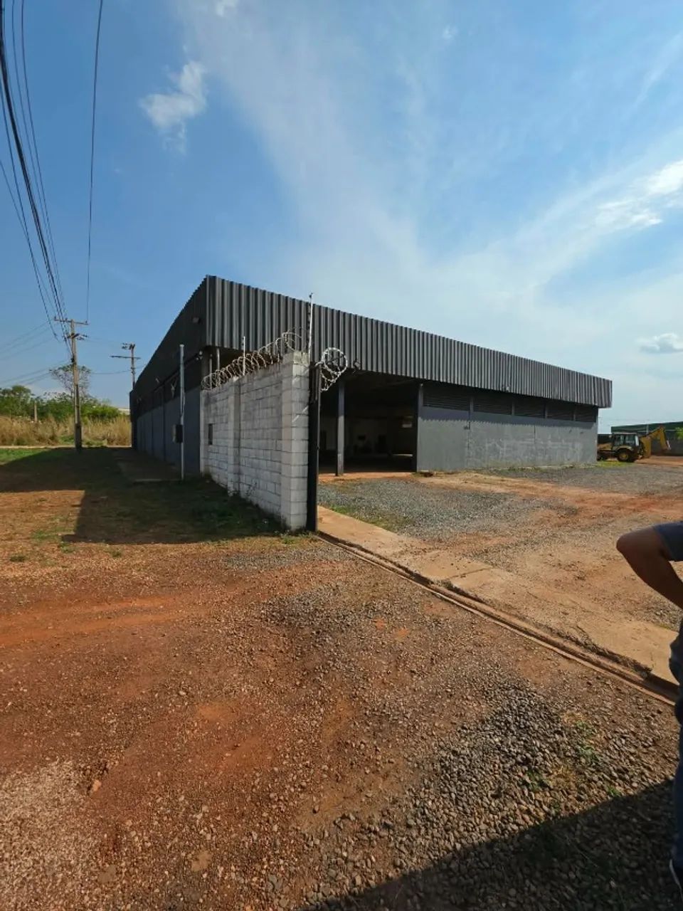 Terreno de 8200m2, com barracão de aproximadamente 1200m2 de área construida. - Foto 3