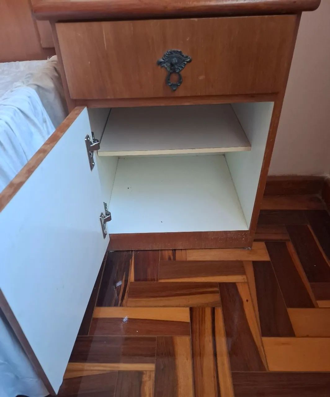cama de casal com estrado em cerejeira com 2 mesinhas e colchão  - Foto 4