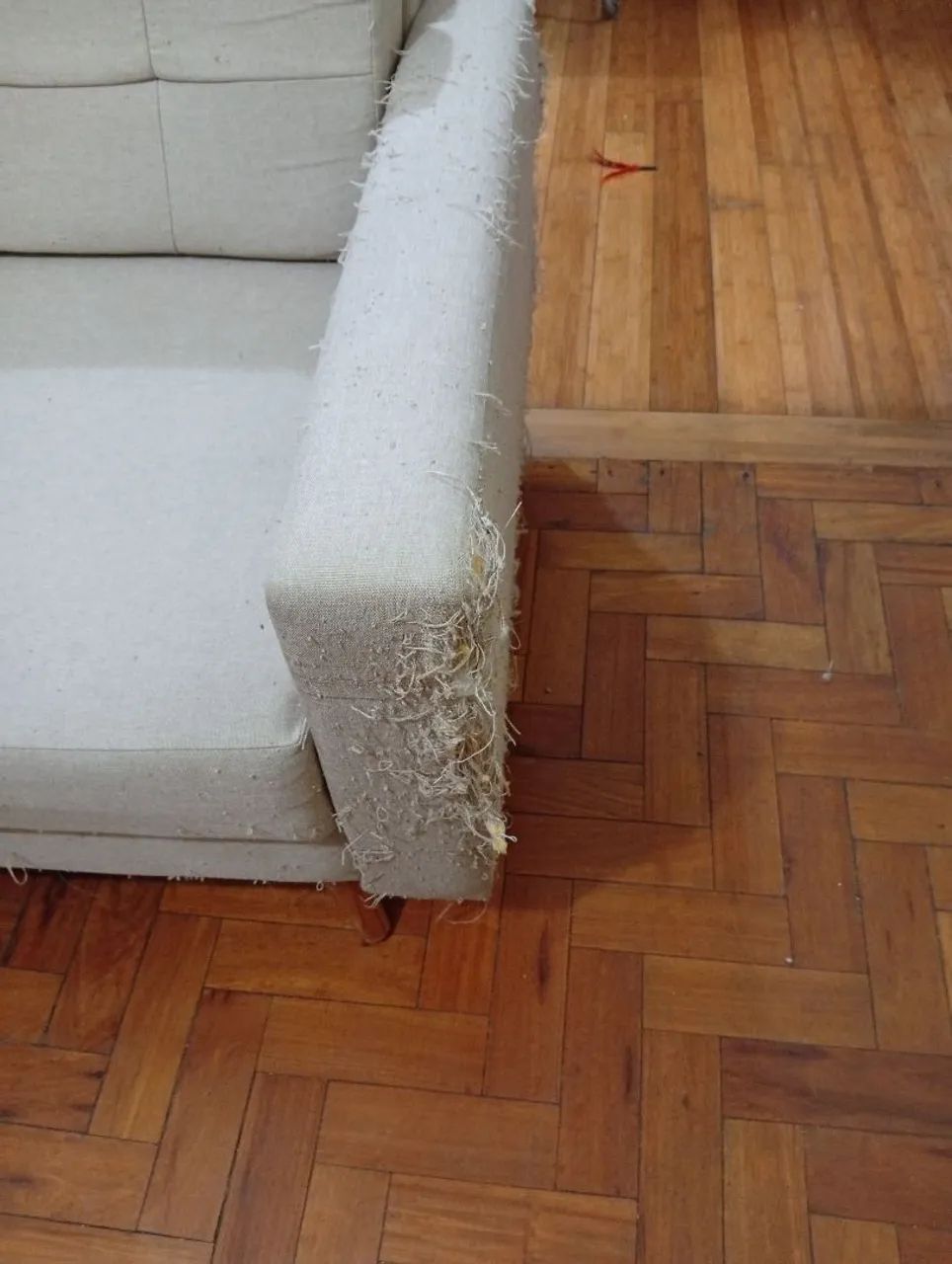 Sofá com chaise. Espuma e estrutura ok. Tecido arranhado - Foto 4