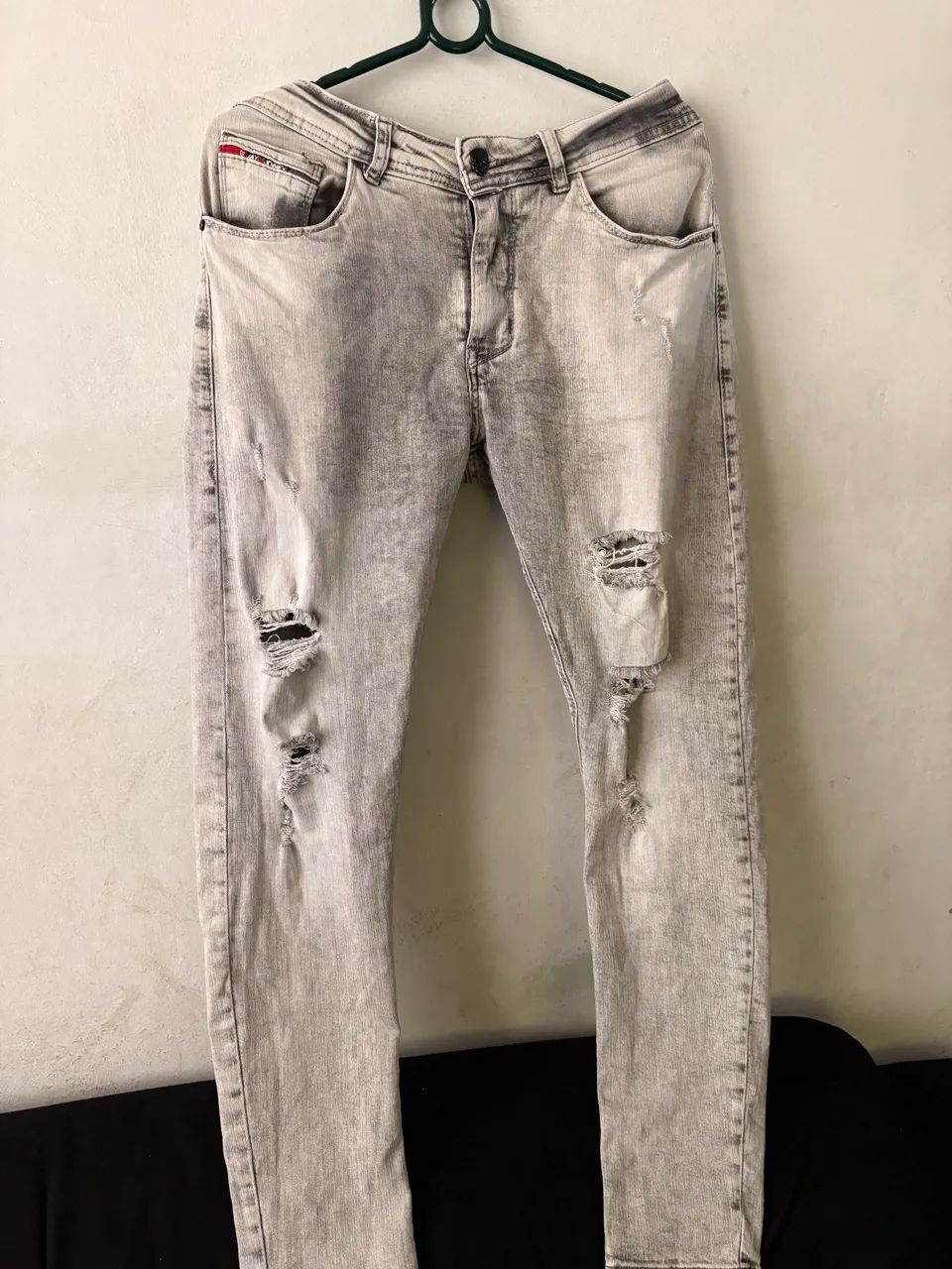Calça jeans cinza meio branca 