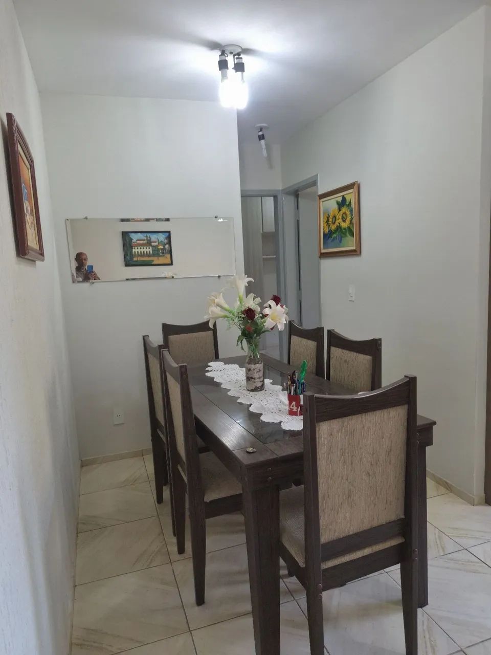 Vendo mesa de jantar com 6 cadeiras estofadas - Foto 2
