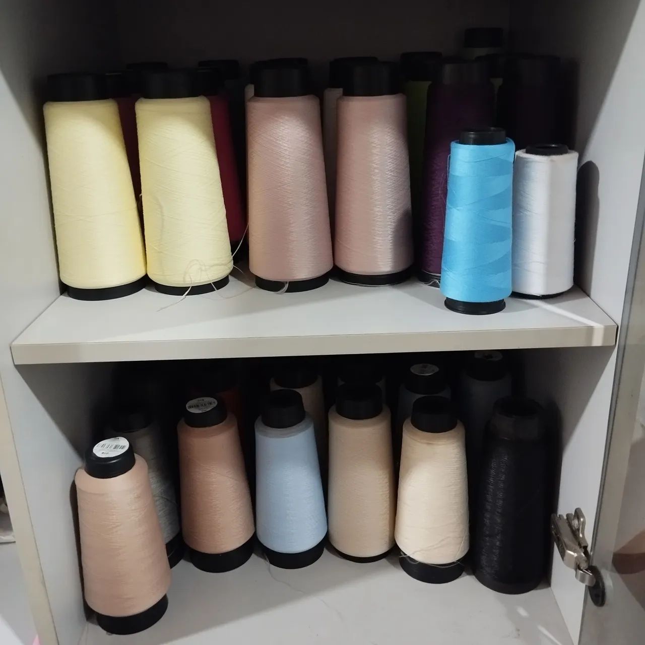 Vendo linhas de costura para máquina reta e overloque  - Foto 4