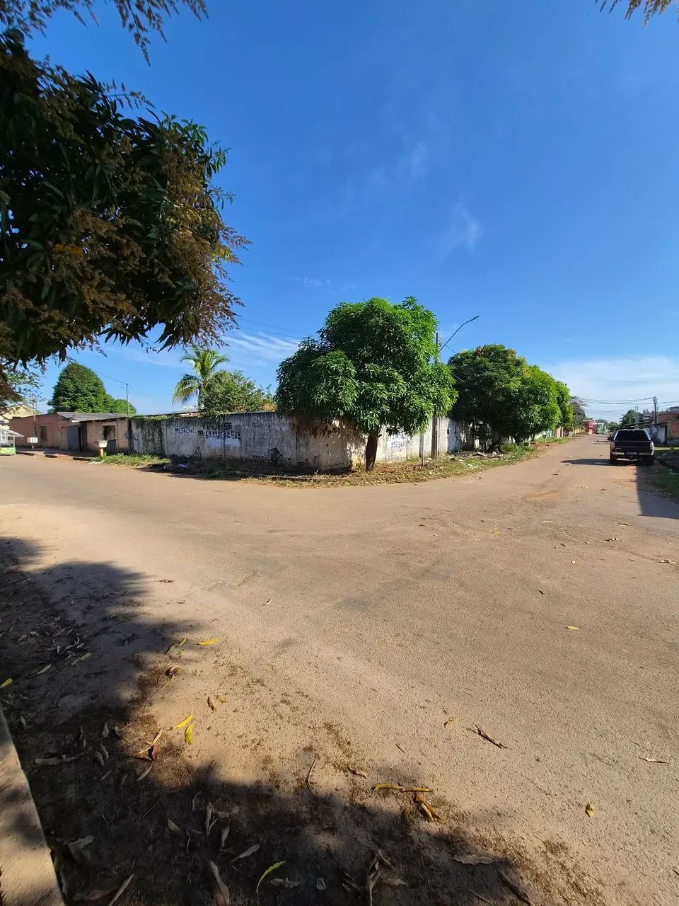 Vendo casa com 3 terrenos de esquina murado.