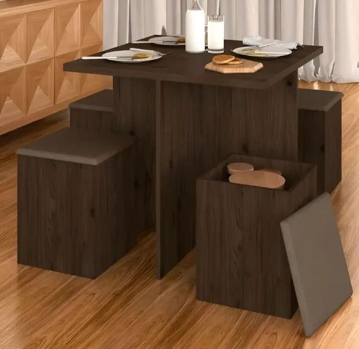 Mesa com banquetas 