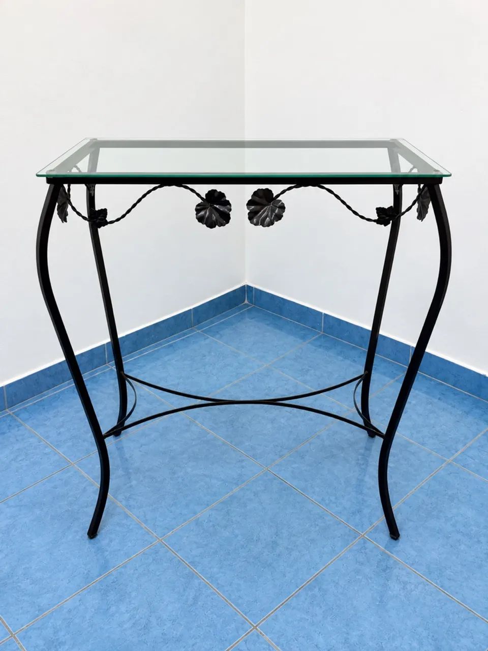 Mesa aparadora de vidro e metal