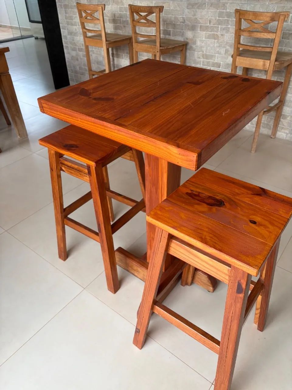 Bistrô de madeira rústica novo com duas banquetas  - Foto 2