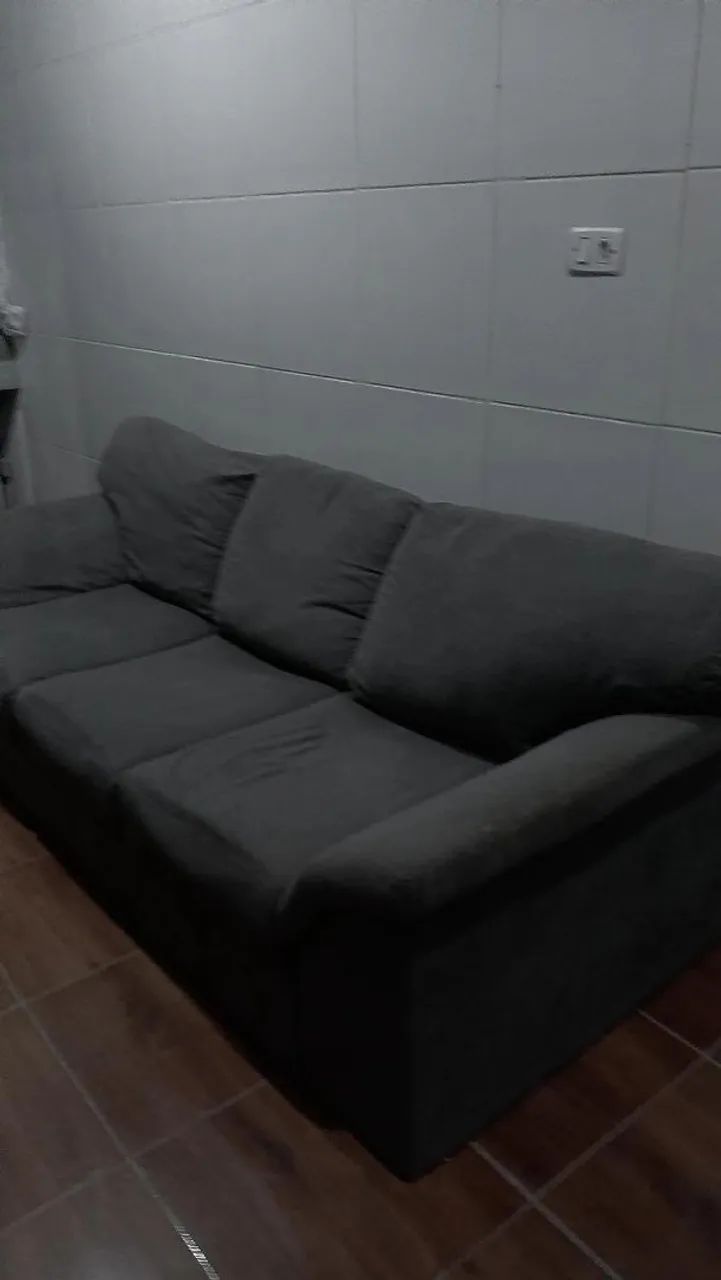 Sofá cinza aveludado 3 lugares - Foto 2