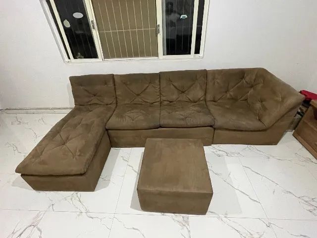 sofá de canto com chaise + puff, tecido suede/veludo 