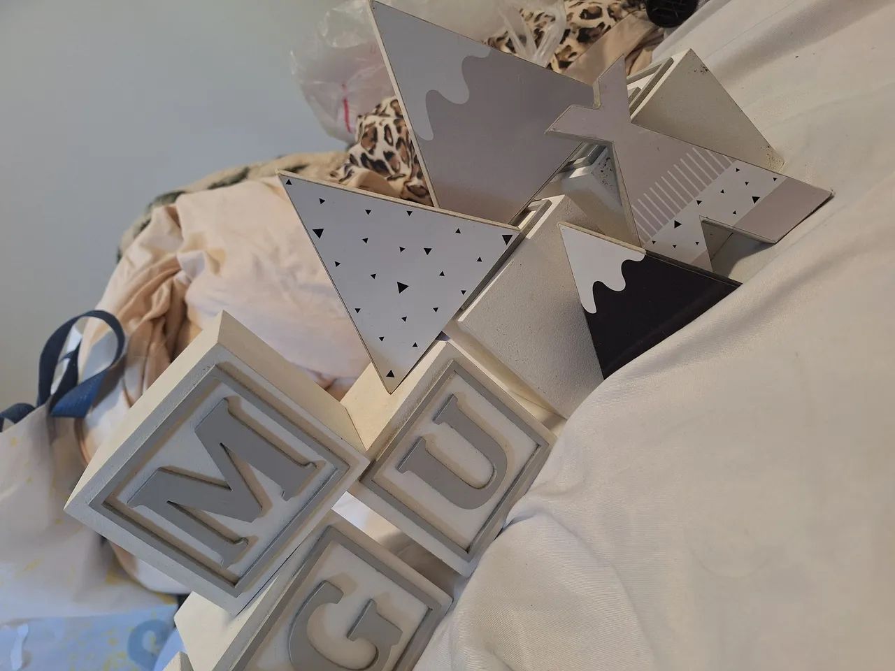 Decoração quarto nome Miguel e cabeceira cinza  - Foto 3