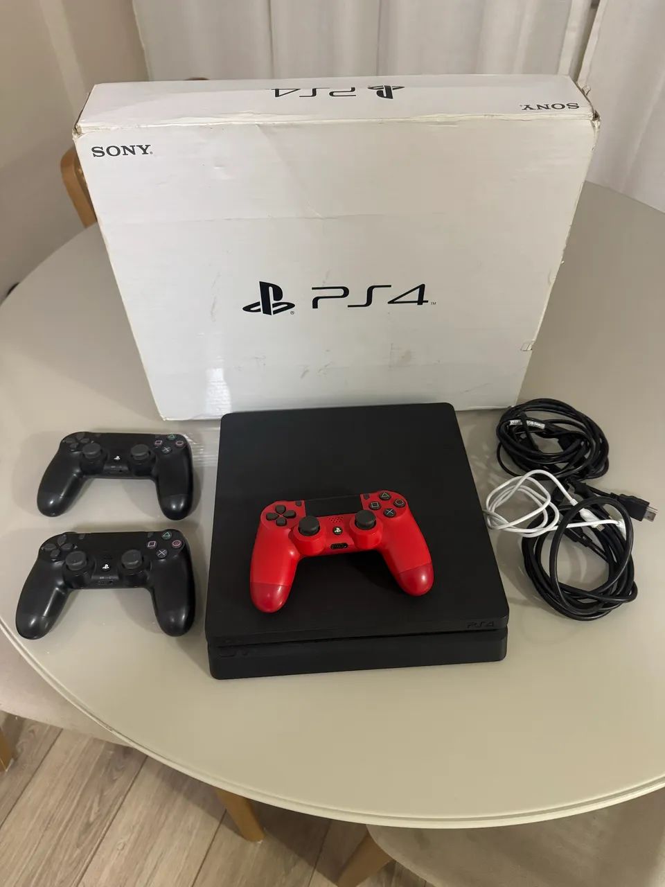 Ps4 Slim 1 TB - 03 Controles, cabo de força e 03 cabos de carregar