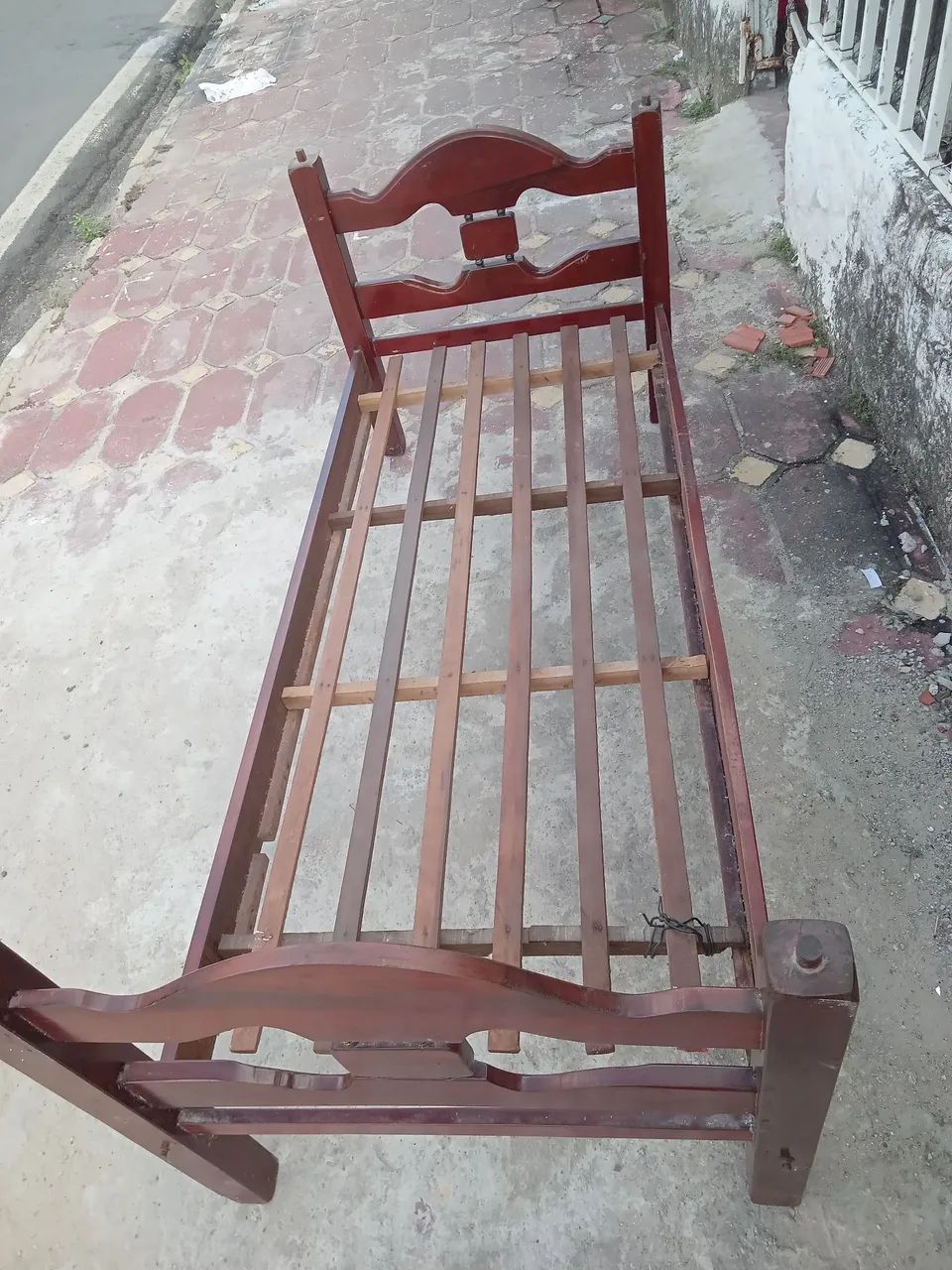 VENDO UMA CAMA DE SOLTEIRO MADEIRA MACICA