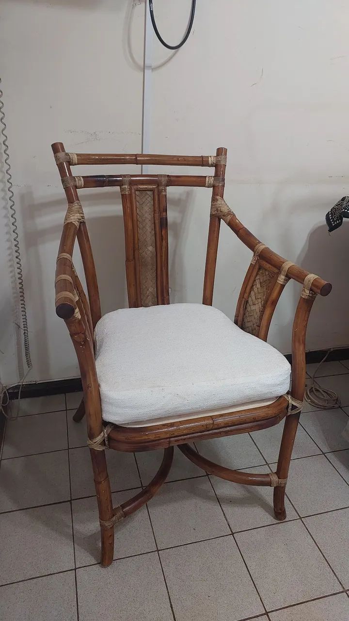 Cadeira de madeira com almofada