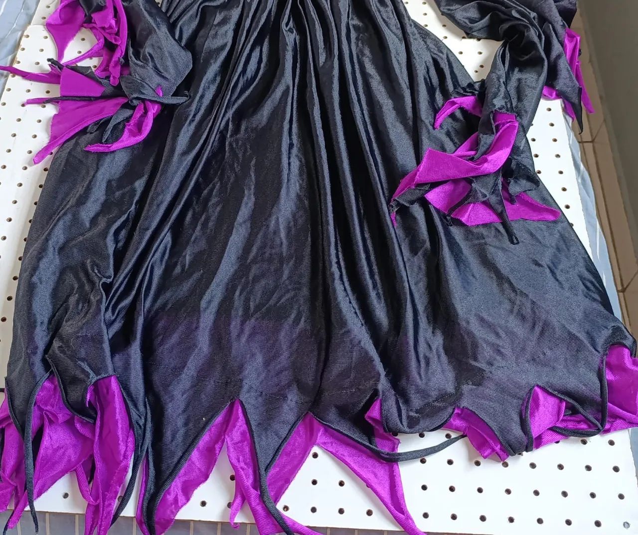 Fantasia Malévola mortícia família adams bruxinha perfeita para o Carnaval tamanho P - Foto 5