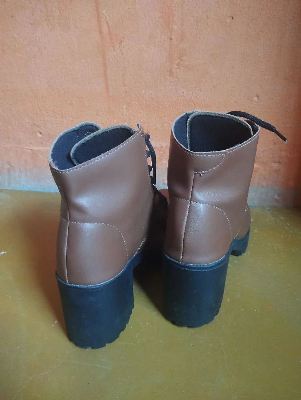 Botas de couro sintético, pouco uso com apenas algumas manchas na lateral, confortável!. - Foto 3
