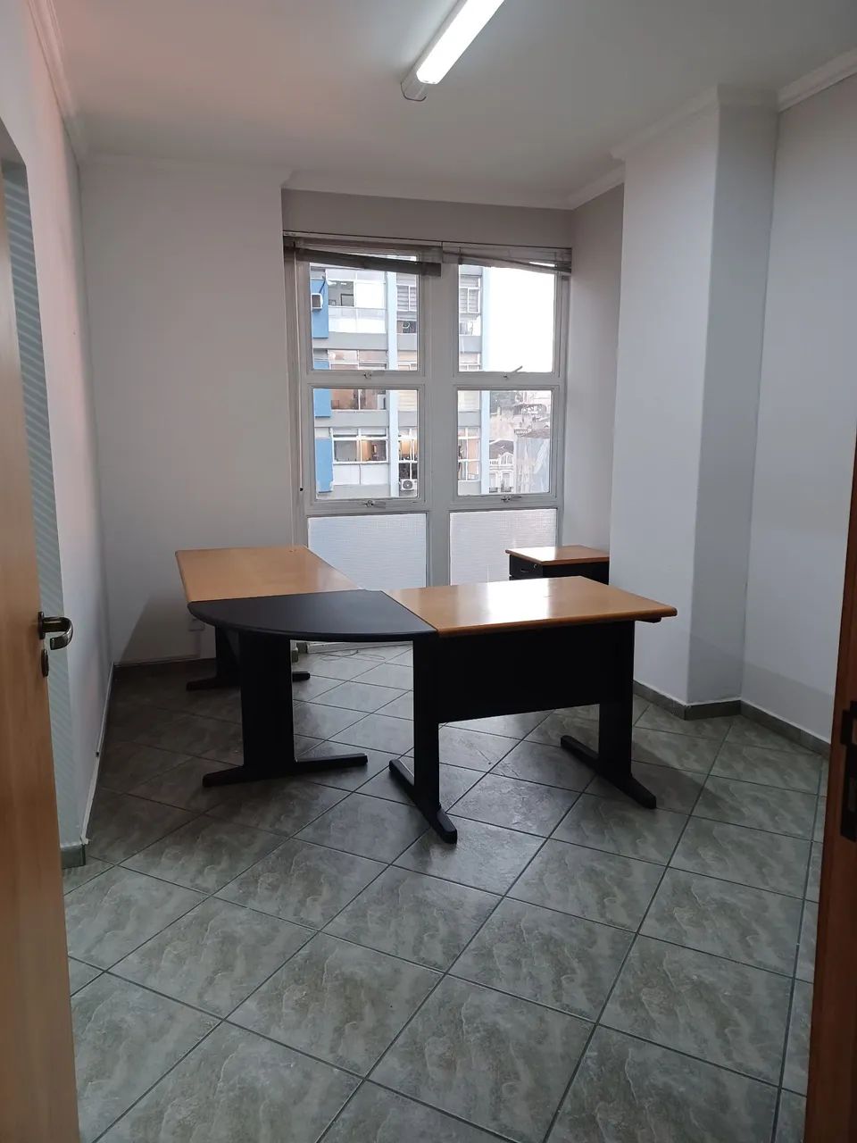 Mesa de escritório em L