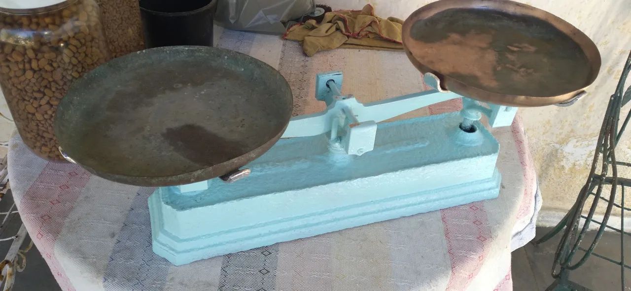 Balança antiga de dois pratos funcionando perfeitamente 