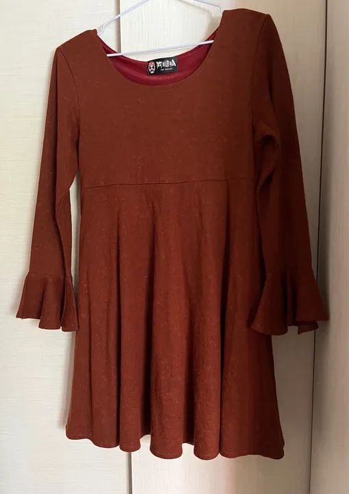 Vestido marrom de manga comprida com babado - Foto 4