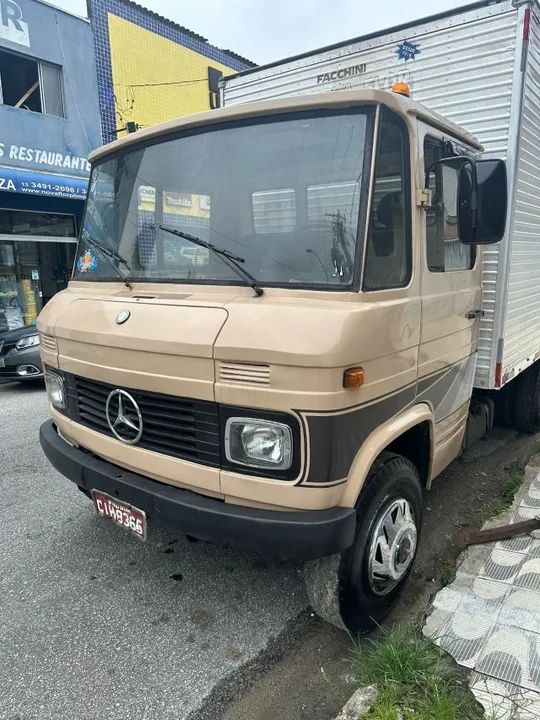caminhão mercedes baú 708-E ótimo estado
