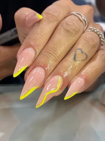 Estamos contratando manicures em gel 