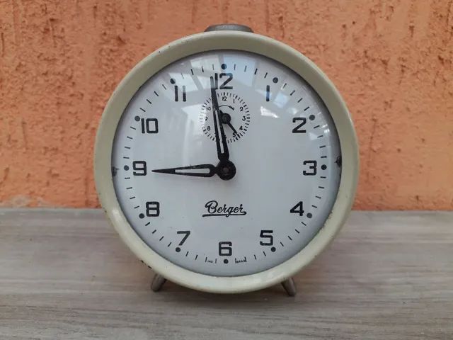 Relógio Despertador Berger Antigo Pé Palito Bege Anos 70 Metal com Visor em Vidro