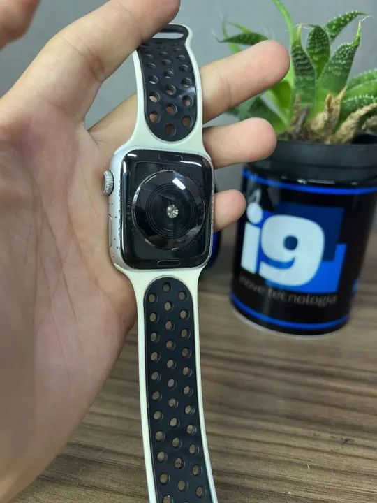 Apple Watch Series 5 Model A2093 44mm 76%  Acompanha cabo carregador Acompanha pulseira    - Foto 5