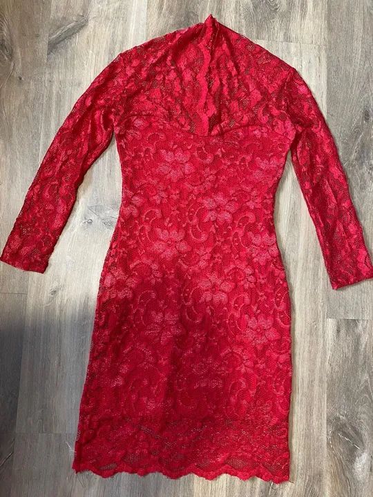 Vestido mídi vermelho rendado 