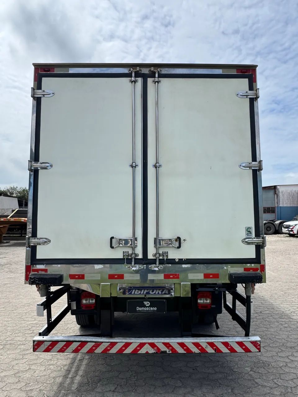 Caminhão Volkswagen Delivery 11.180 DRC 4x2 - Foto 11