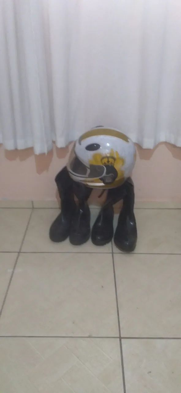 Capacete de segurança e botas