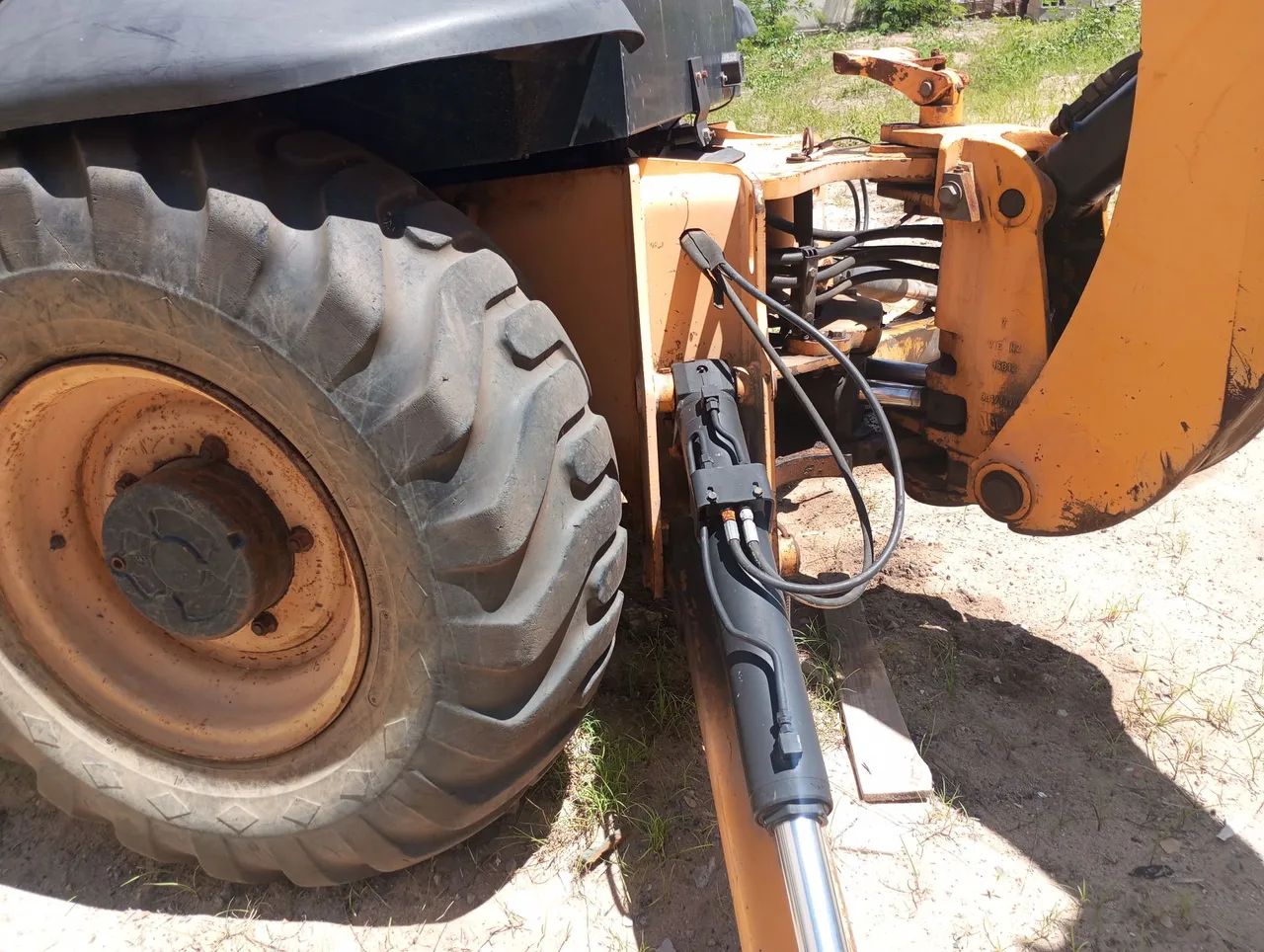 Vendo ótima retroescavadeira  - Foto 2