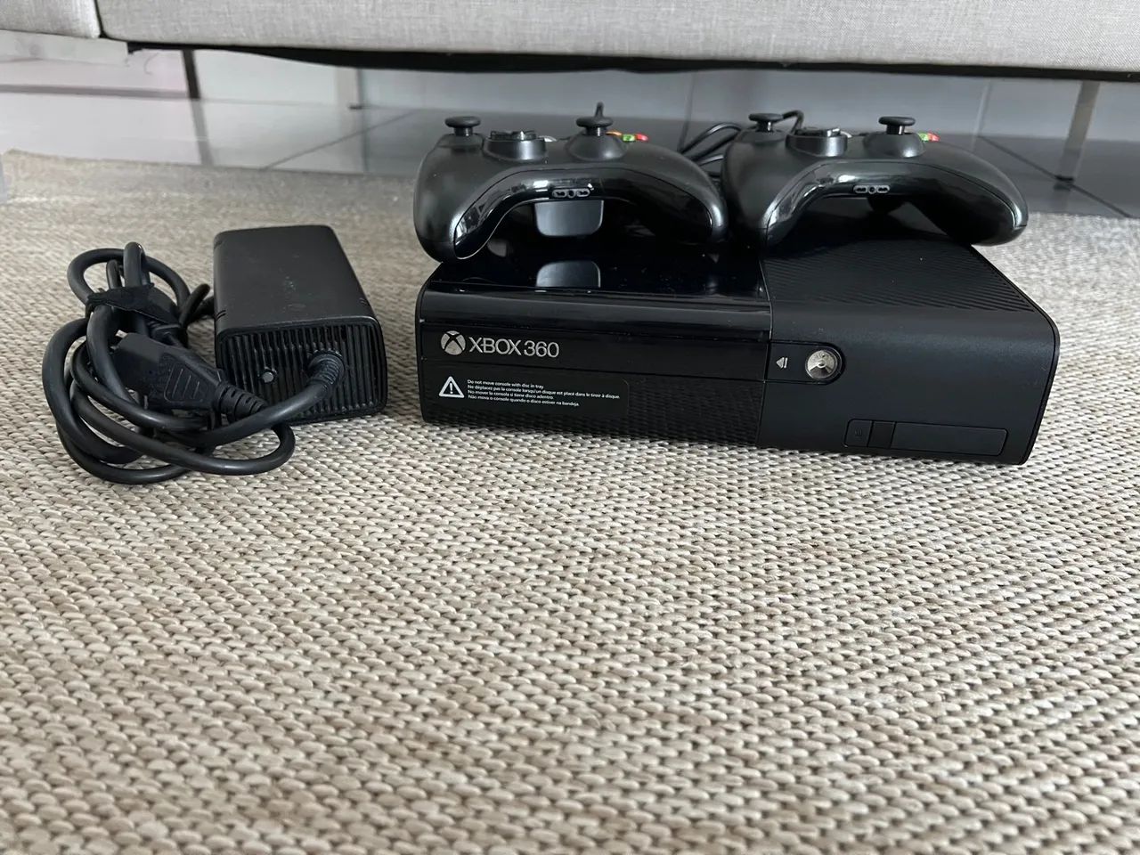 Console Xbox 360 E + 2 controles + fonte bivolt  - todo original - Foto 6